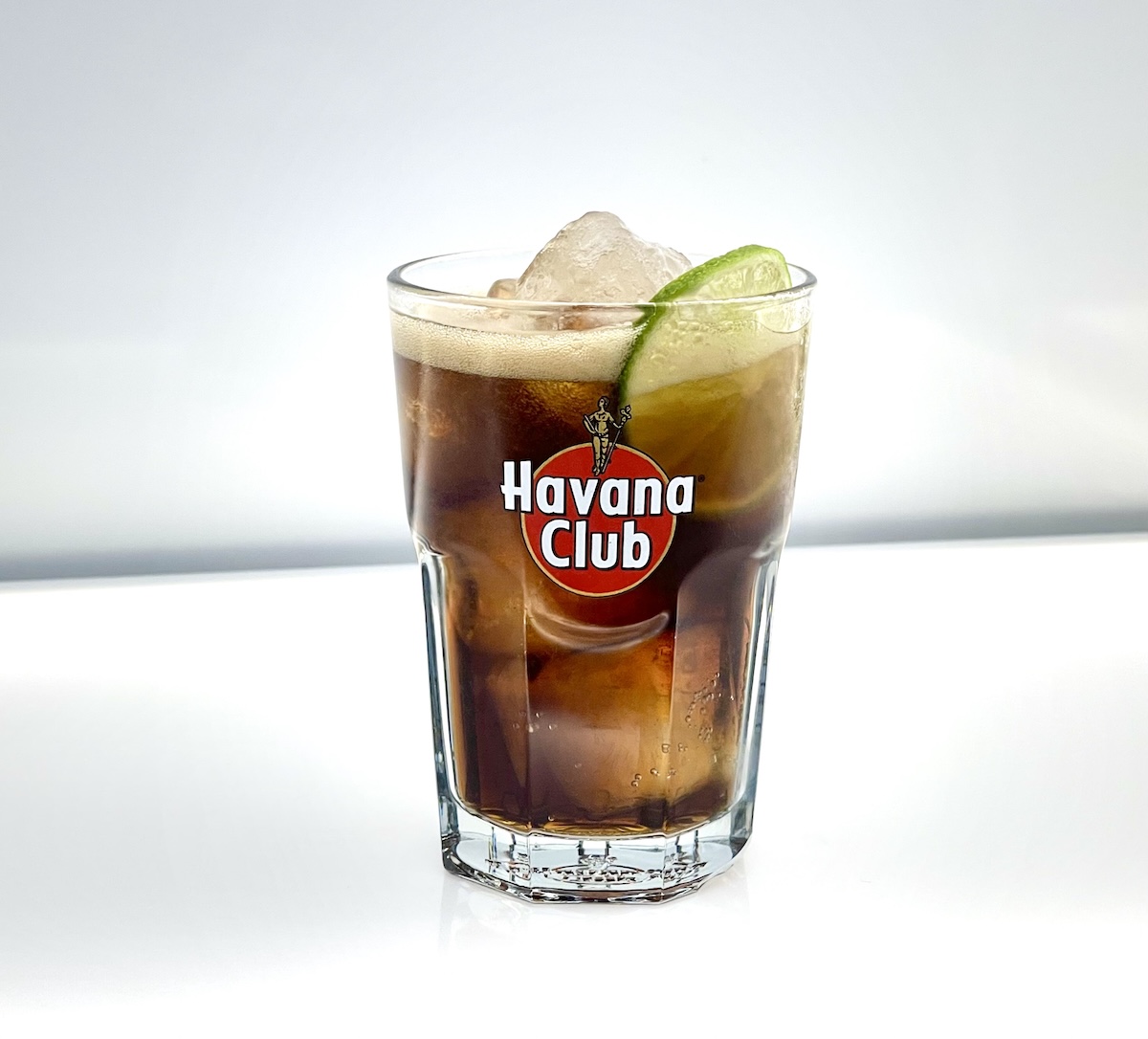 Cuba Libre Cocktail im Longdrinkglas mit Limette und Eis