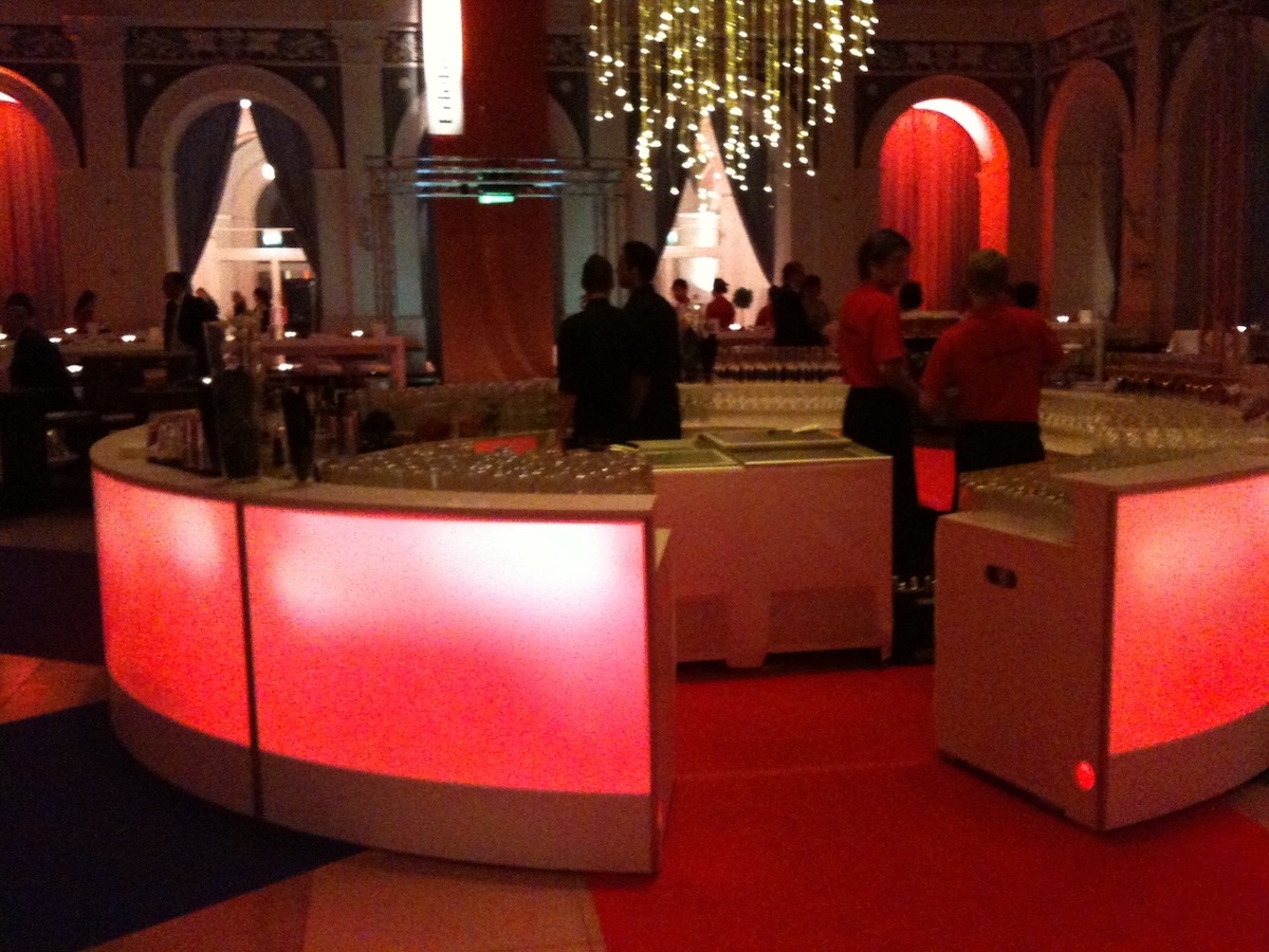 Mobile Cocktailbar im Event-Setup (Der rote Fleck)