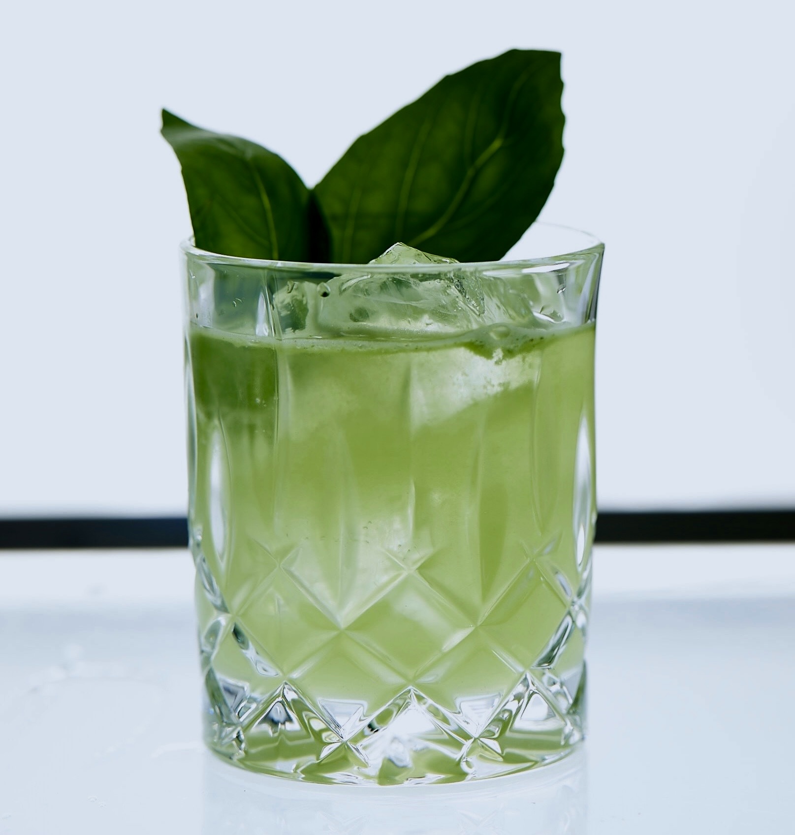 Gin Basil Smash Cocktail im Glas mit Basilikum