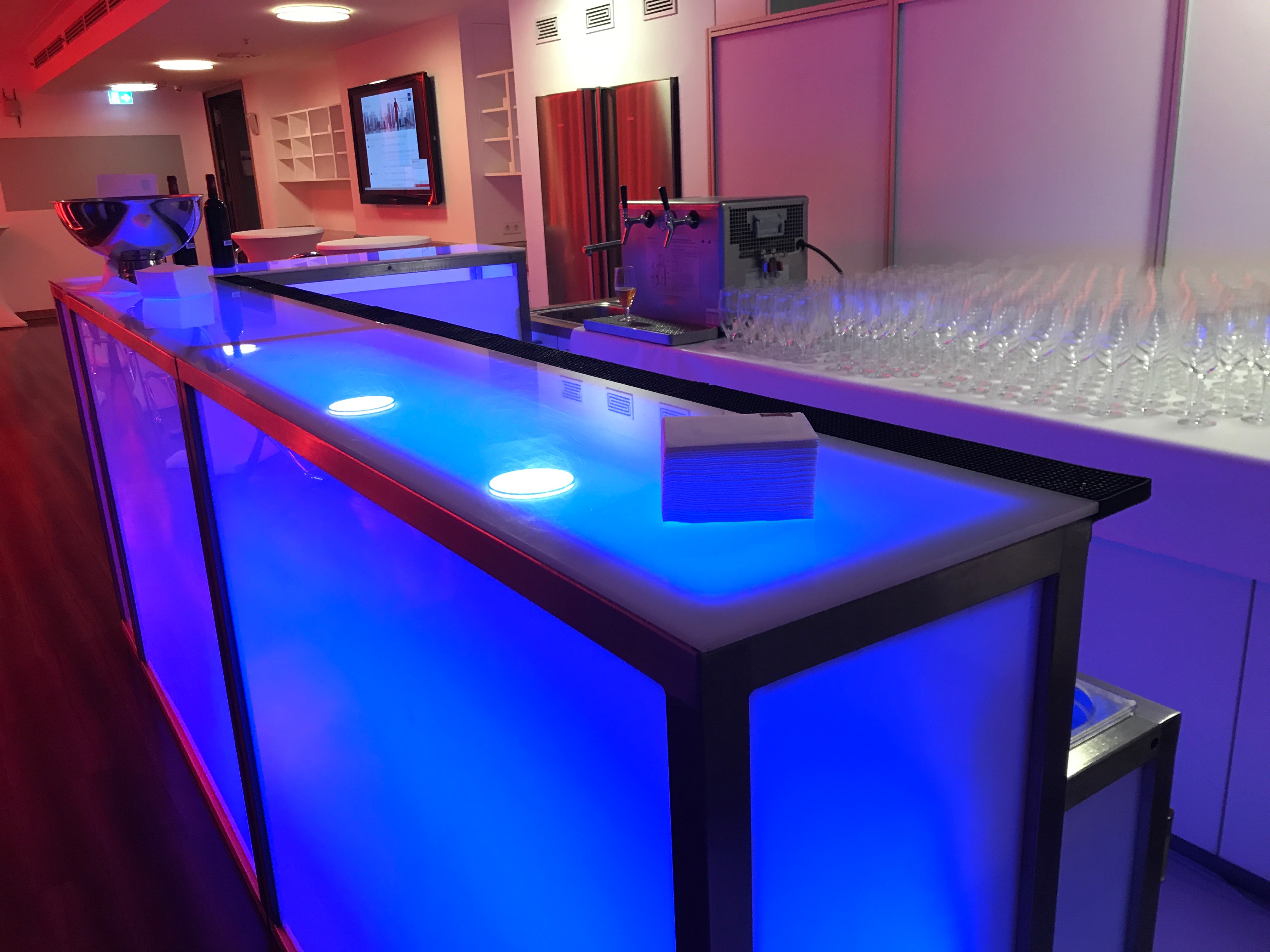 Mobile bar – L-shaped setup (blue)