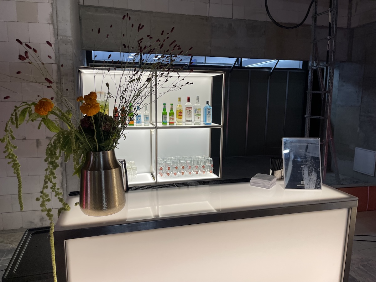 Mobile bar with flowers – modular setup as L-shape or U-shape bar