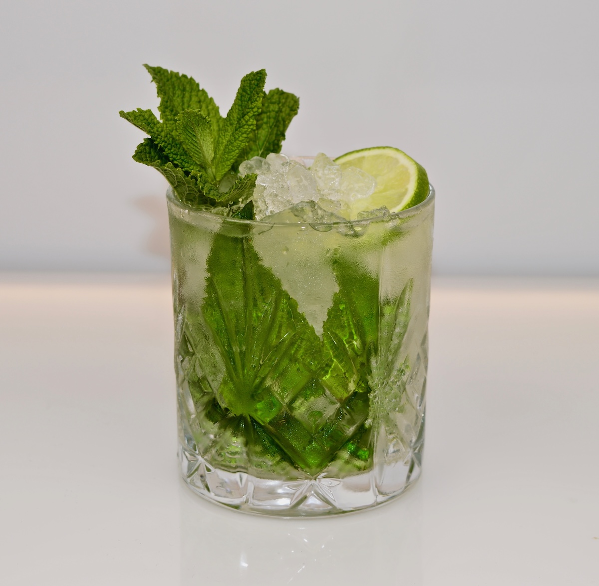 Ein klassischer Mojito im Glas mit Minze und Limette.