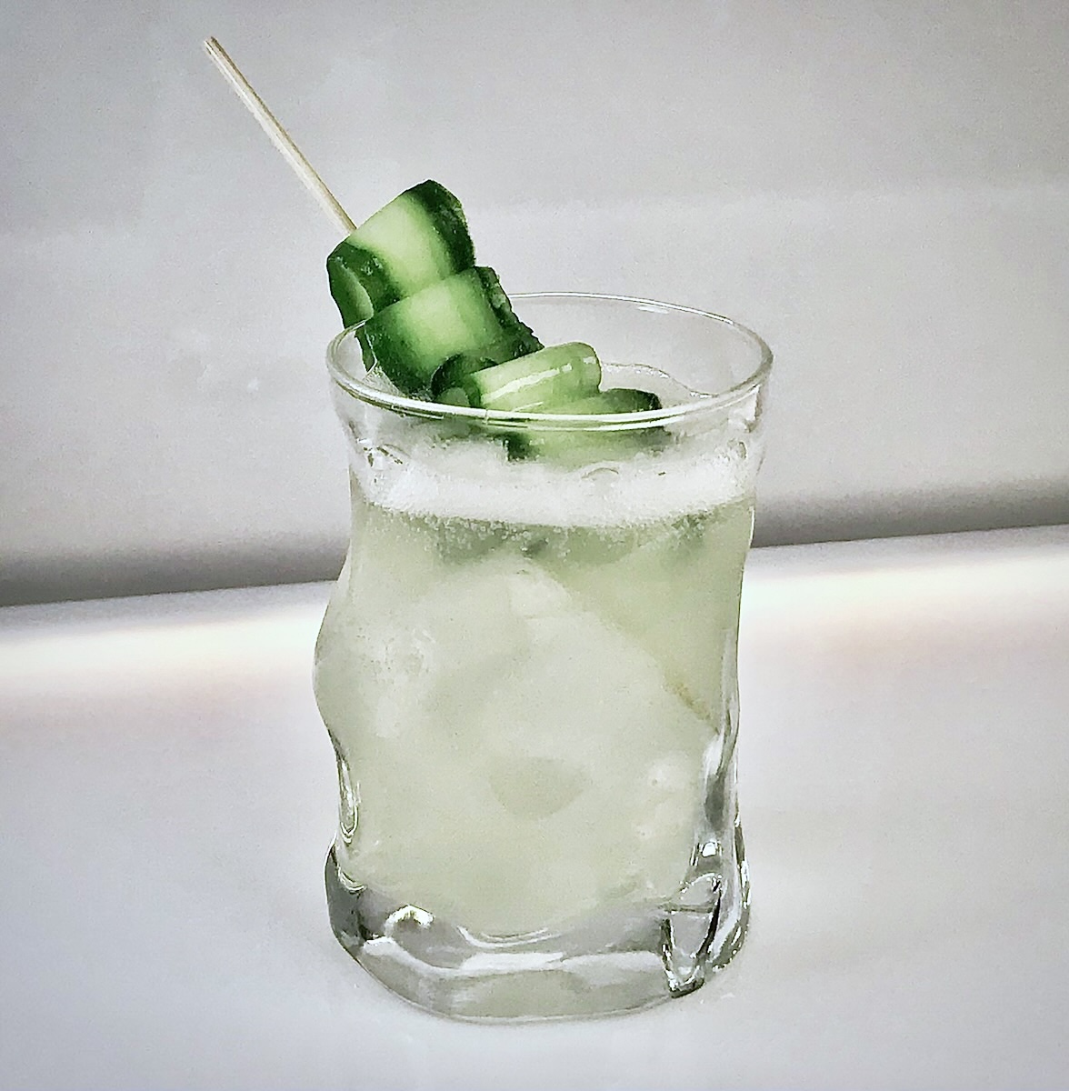 Moscow Mule Cocktail im Kupferbecher mit Limette und Eis